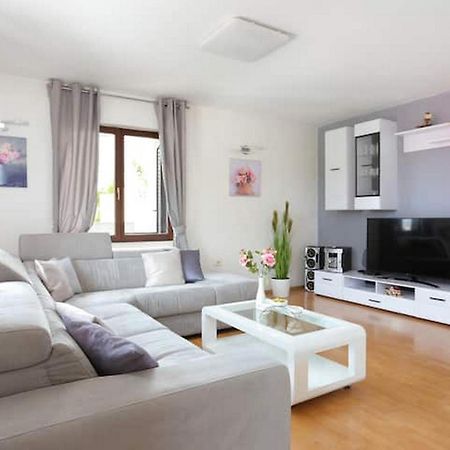 Holiday Home Mons Aureus Gornje Sitno Ngoại thất bức ảnh