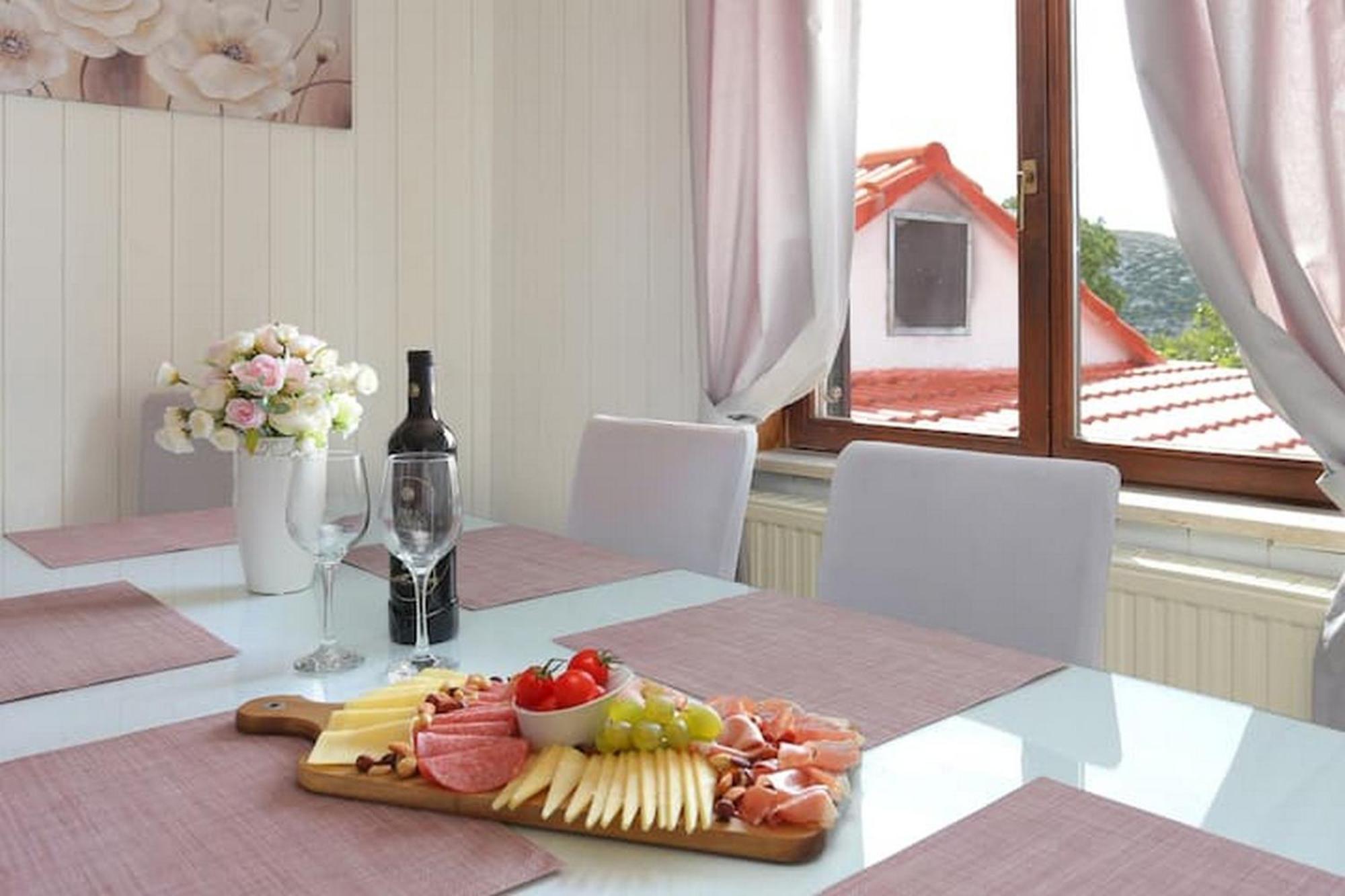 Holiday Home Mons Aureus Gornje Sitno Ngoại thất bức ảnh